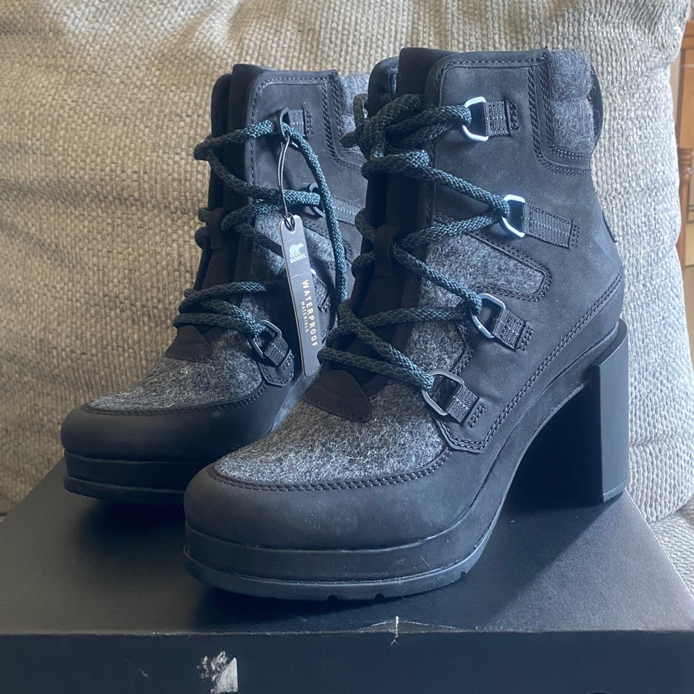 NIB SOREL Perfect Pairs Blake Waterproof Bootie Black Leather, blue/black laces - Picture 5 of 8